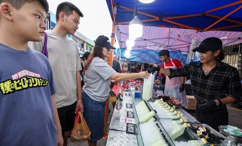 Fluent in Mandarin, actor Razzuan Rosli attracts people of all races to his stall - Wilayah.com.my
