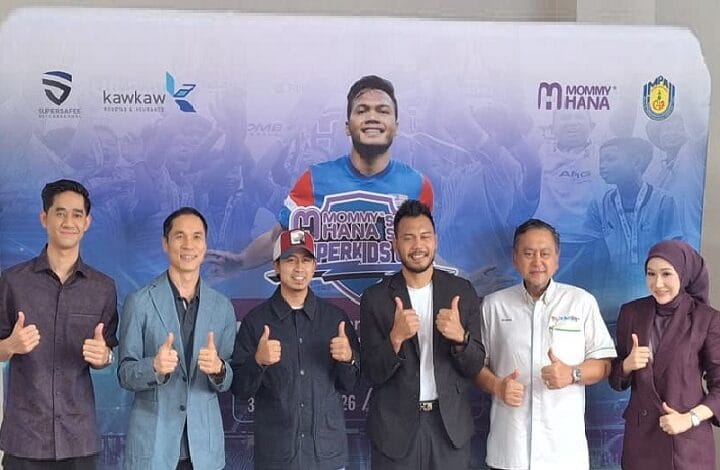 Seven people stand in a row giving thumbs up in front of a blue event banner featuring a central athlete image and sponsor logos.
