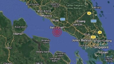 Map of southern Malaysia showing the coast near Batu Pahat in Johor, with a red concentric-circle target offshore in the Strait of Malacca.
