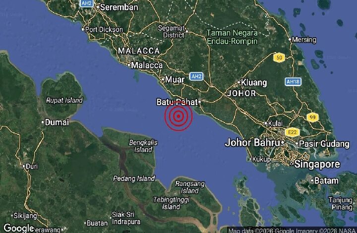 gempa batu pahat - Wilayah.com.my Map of southern Malaysia showing the coast near Batu Pahat in Johor, with a red concentric-circle target offshore in the Strait of Malacca.