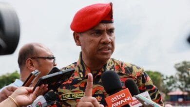 nor hisham mohammad - Wilayah.com.my Malaysian military officer Nor Hisham in a red beret speaks to reporters with microphones.
