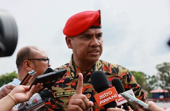 nor hisham mohammad - Wilayah.com.my Malaysian military officer Nor Hisham in a red beret speaks to reporters with microphones.