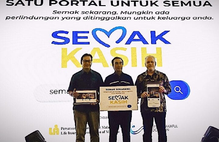 Three men stand in front of a white banner, holding tablets; the banner reads SEMAK KASIH and Indonesian slogans.