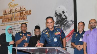 el nino - Wilayah.com.my Group of uniformed officers and civilians at a signing ceremony, with a podium and a backdrop banner in Indonesian highlighting security topics.