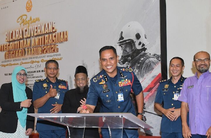 el nino - Wilayah.com.my Group of uniformed officers and civilians at a signing ceremony, with a podium and a backdrop banner in Indonesian highlighting security topics.