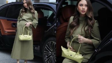 intan najuwa 2 - Wilayah.com.my Model in an olive-green dress stands beside a black car, holding a light yellow handbag.