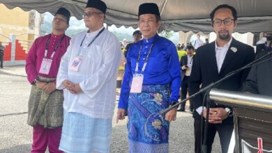 jalaluddin alias - Wilayah.com.my Four men in traditional Malay baju melayu and a man in a suit stand under a white tent at an outdoor ceremony.