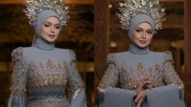 Woman in a light blue gown with gold embroidery and a silver halo headpiece, posing gracefully.", "Two side-by-side portraits of a woman in an ornate hijab dress with beaded sleeves and a metallic halo.", "Elegant blue gown with sparkling embellishments and a crown-like silver halo worn by a hijab-clad model.", "Portraits of a woman in a richly decorated blue dress with tassels and a radiant silver halo.", "Hijab-clad model wearing a beaded blue gown with a jeweled crown-like headpiece, posing confidently."]} }aissez?{